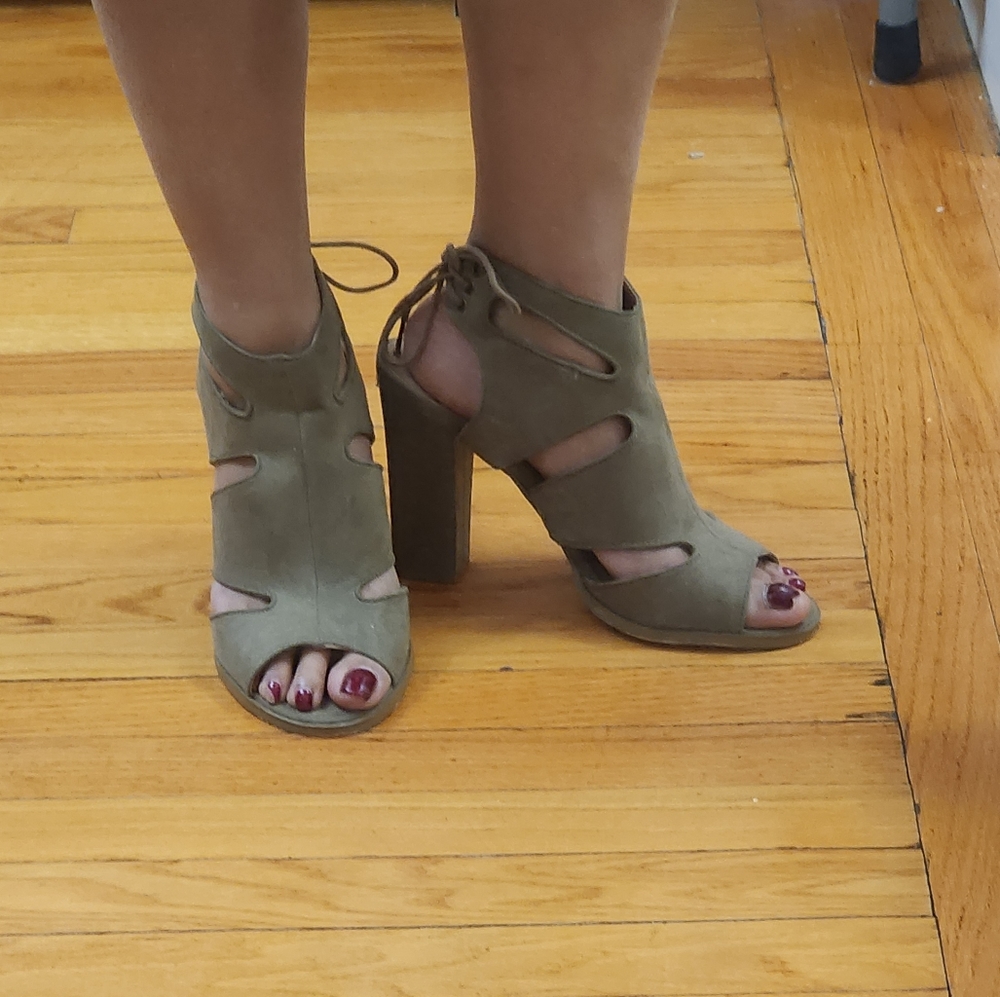Heels - Picture 1 of 7